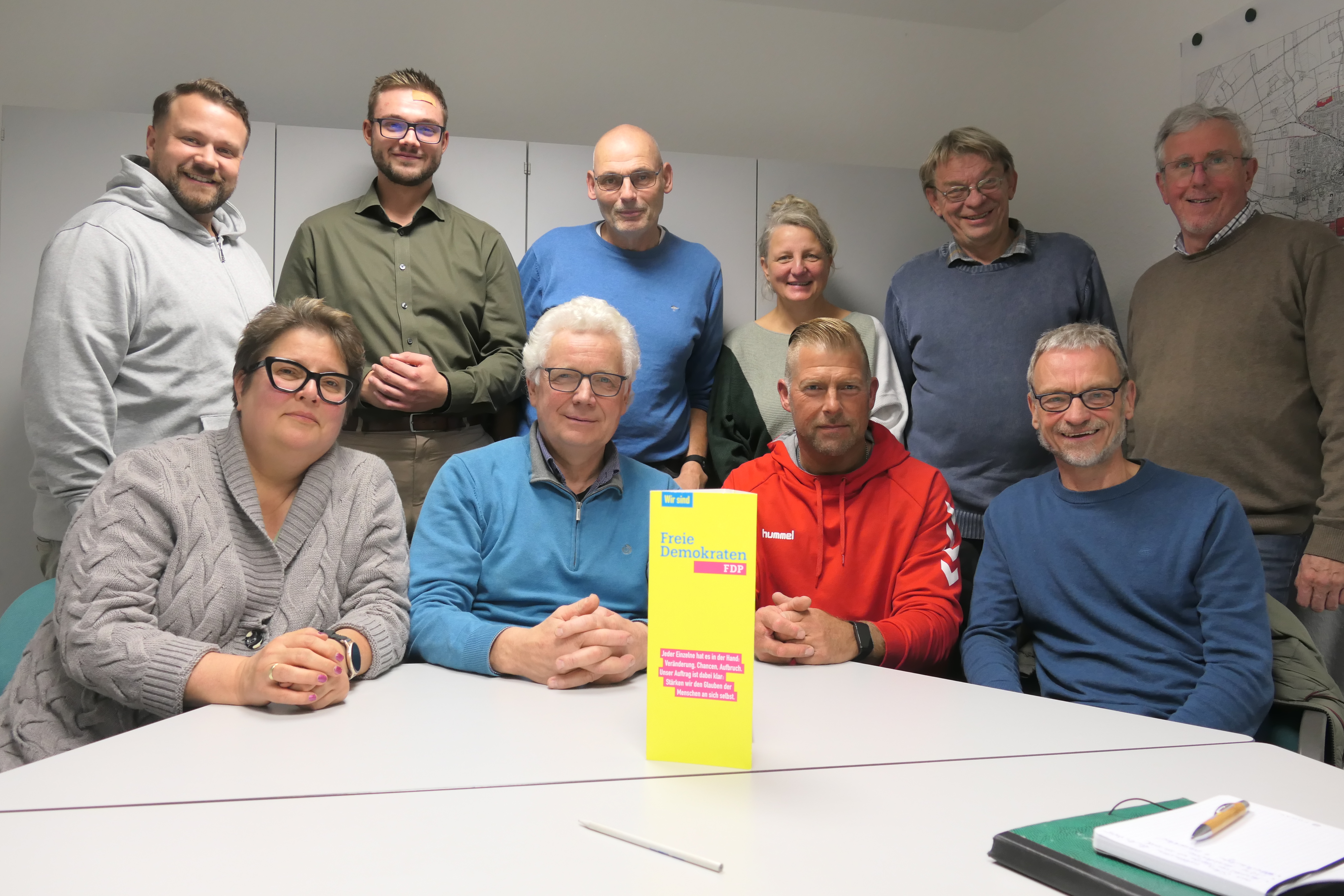 Die neue Fraktion der FDP Sendenhorst / Albersloh (v.l., im Uhrzeigersinn): Lennard Hauser, Julian Michels, Christoph Bölling, Tanja Große Kogge, Max Linnemann-Bonse, Josef Lammerding, Ludger Voges, Stephan Arens, Josef Strohbücker, Carmen Steinhoff