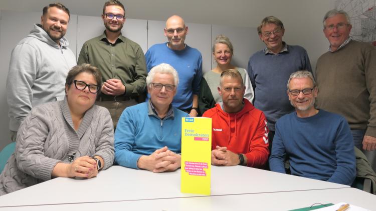 Die neue Fraktion der FDP Sendenhorst / Albersloh (v.l., im Uhrzeigersinn): Lennard Hauser, Julian Michels, Christoph Bölling, Tanja Große Kogge, Max Linnemann-Bonse, Josef Lammerding, Ludger Voges, Stephan Arens, Josef Strohbücker, Carmen Steinhoff
